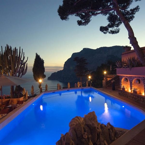 Grande piscine de nuit vue du haut Punta Tragara Capri @ Hotel Punta Tragara 600x600 1