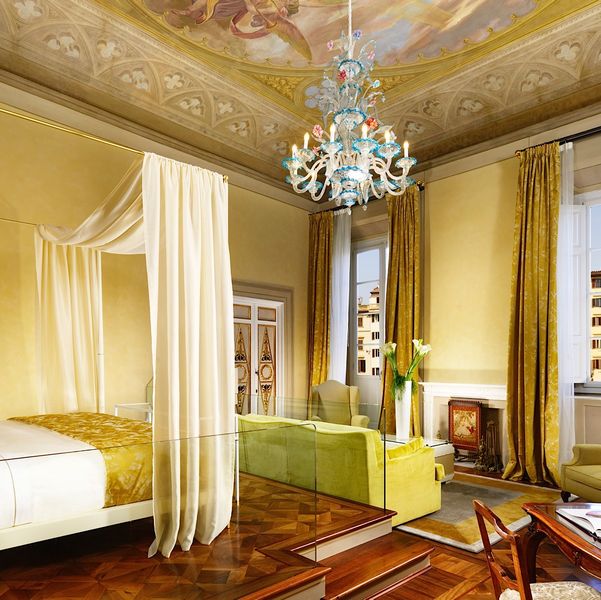 Voyagealitalienne Grand hotel de la Minerva chambre à fresques 600x600 1