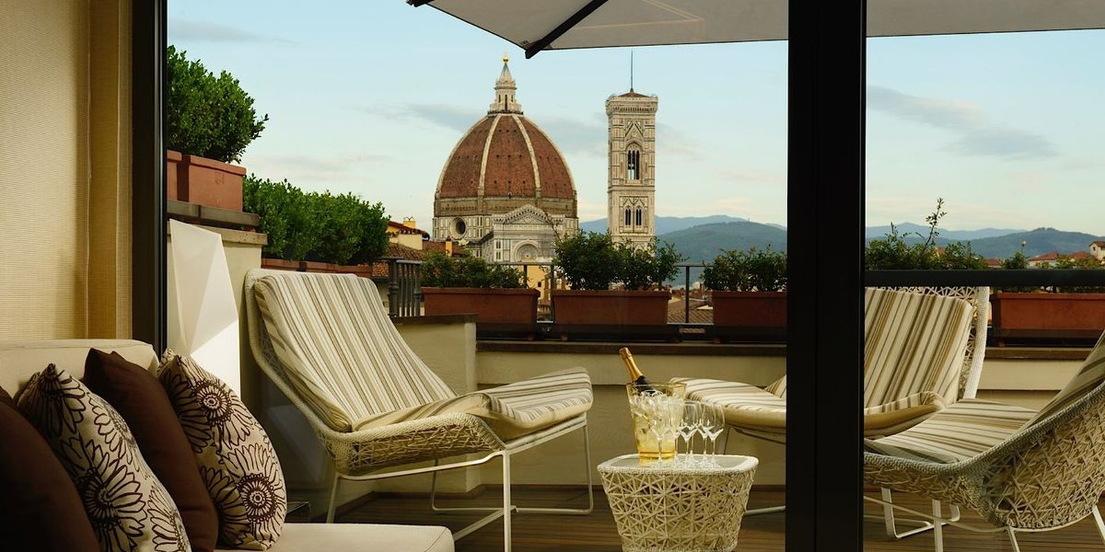 Voyagealitalienne Grand hotel de la Minerva lounge roof top 1600x800 1