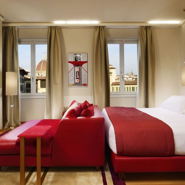 Voyagealitalienne Grand hotel de la Minerva suite rouge 600x600 1