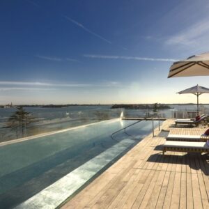 Voyagealitalienne JW Marriott roof top pool