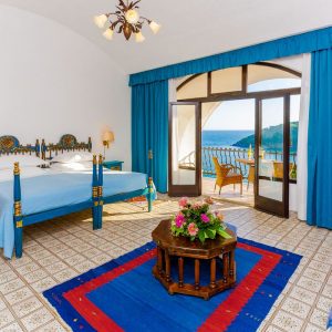 Voyagealitalienne Le Rocce chambre deluxe balcon et vue mer frontale