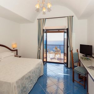 Voyagealitalienne Le Rocce chambre supérieure avec terrasse et vue mer frontale