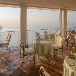 Voyagealitalienne Caruso terrasse petit déjeuner