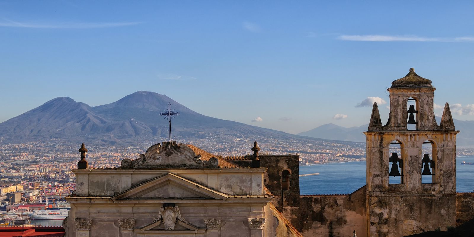 Voyagealitalienne Vue de Naples et du Vesuve 1600x800 1