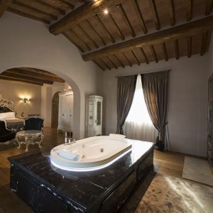 Voyagealitalienne Cortedeipapi exclusive suite spa3