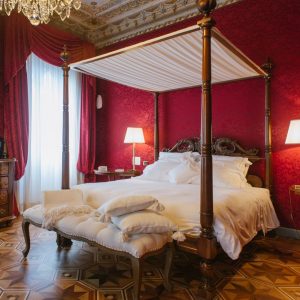 Voyagealitalienne Villa Crespi Rania Master suite