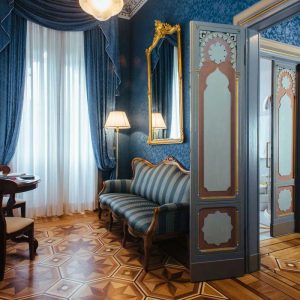 Voyagealitalienne Villa Crespi junior suite salon